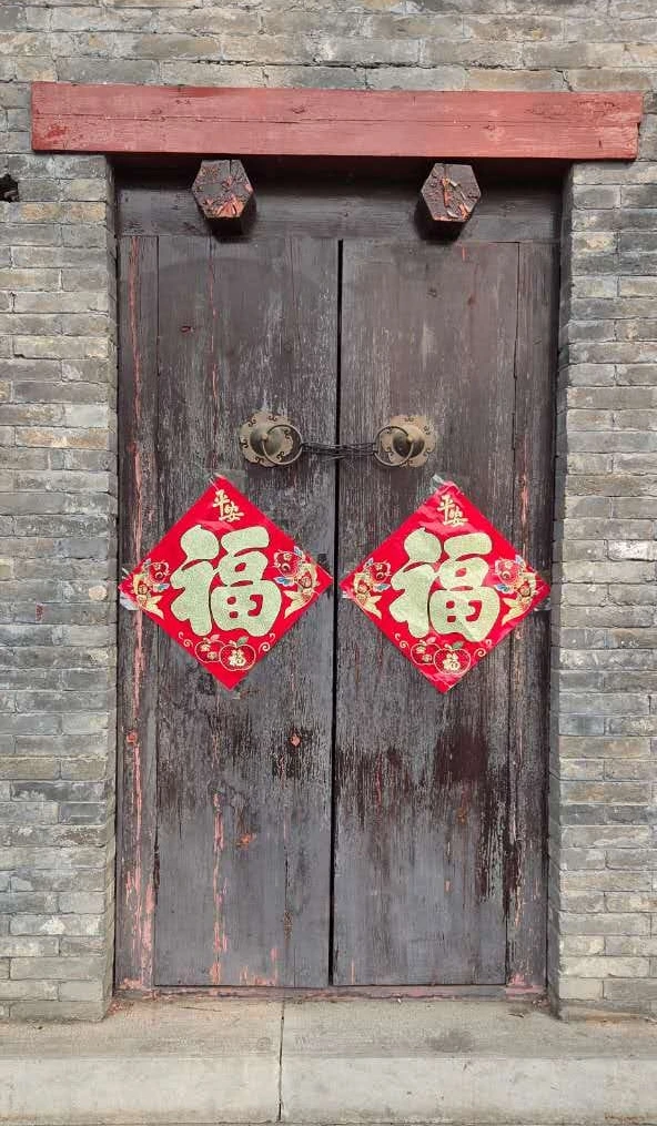Une porte fermée, mais déjà toute une histoire de couleurs