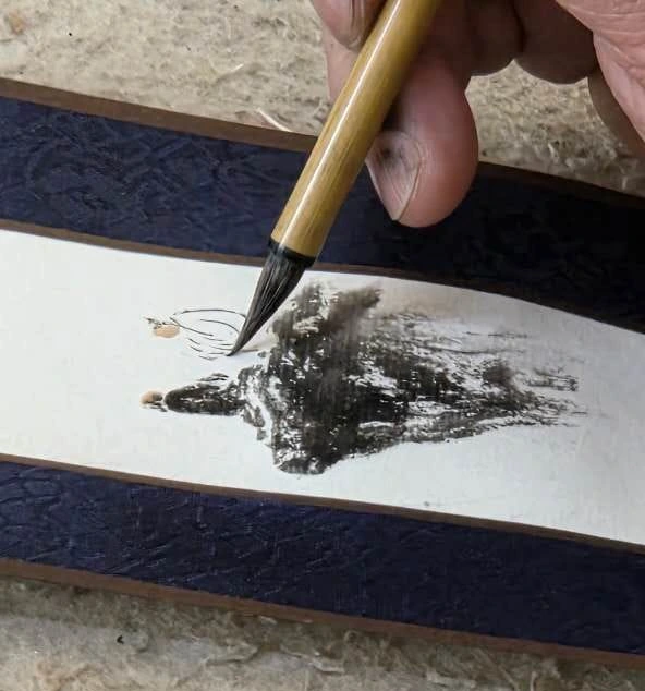 Pinceau, encre, papier : le geste comme point commun
