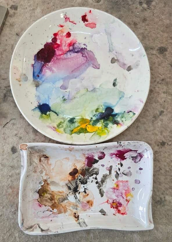 Palette tachée de pigments, trace vivante de l’atelier