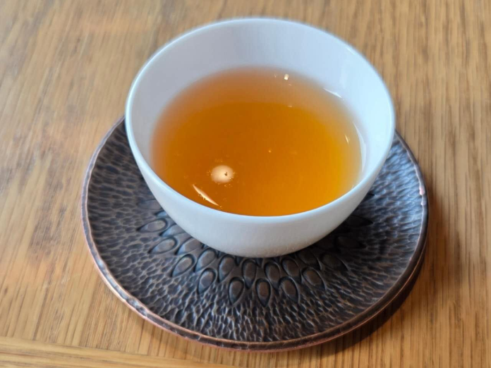 Une tasse ambrée, simple et décisive